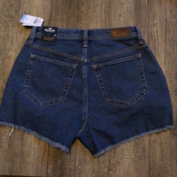 Hollister High-Rise Denim Curvy Mom Shorts 3” 28” Waist - Distressed Front NWT - Picture 5 of 9